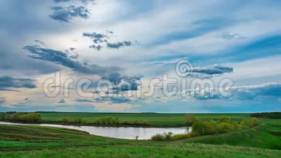 时光流逝风景云在湖面上美丽的水景娱乐春潮自然醒来纯净视频的预览图