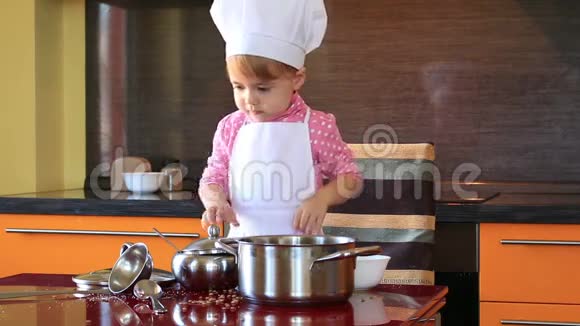 那个穿厨师服的小孩帮她妈妈在厨房做饭视频的预览图