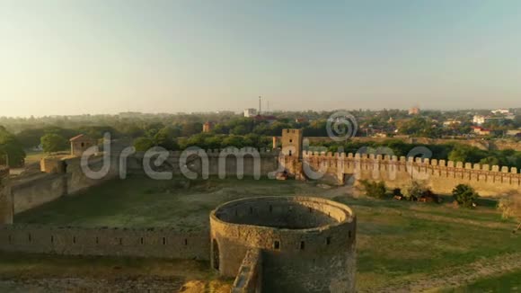 乌克兰日出时比利时德涅斯特旧堡垒的鸟瞰图视频的预览图