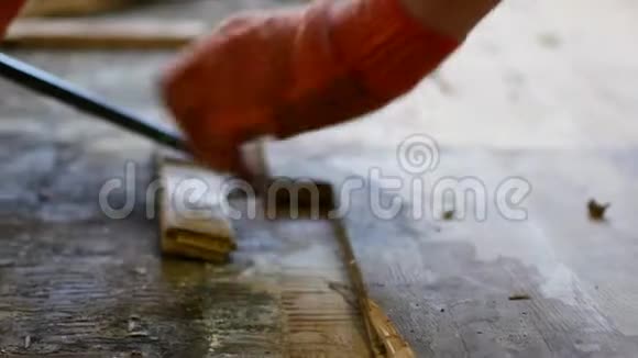 工人拆除镶木地板视频的预览图