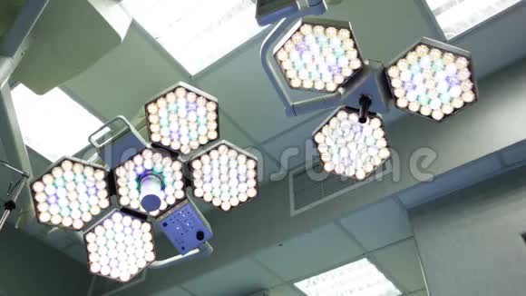 失去焦点手术室灯光分散注意力视频的预览图
