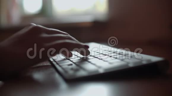 女孩有漂亮的手和指甲类型的文字键盘视频的预览图