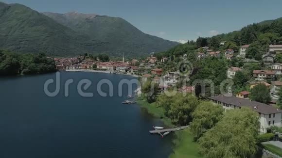 自行车萨默尔意大利意大利里维埃拉房屋无人机飞行近山意大利湖无人机4k自然飞行酒店视频的预览图