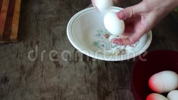 女人清洗煮鸡蛋的外壳视频的预览图