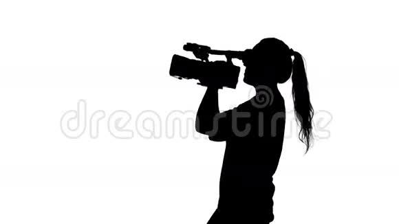 女孩拍摄视频或电影白色的剪影视频的预览图
