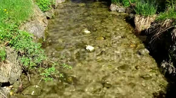 靠近奥地利克拉马沙的小溪视频的预览图