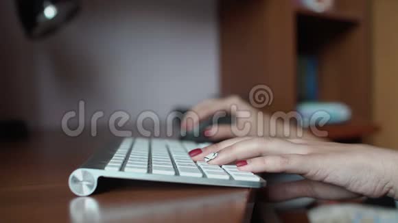 女孩有漂亮的手和指甲类型的文字键盘视频的预览图