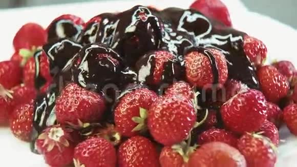 巧克力里的草莓视频的预览图