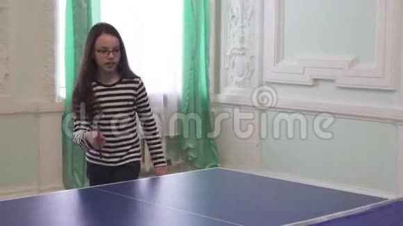 美丽的年轻女孩打乒乓球股票录像视频的预览图