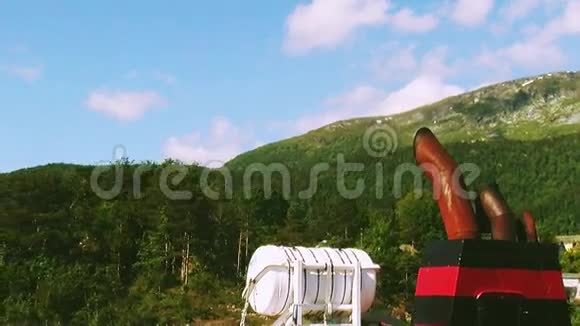 货船上的管道漂浮在绿林覆盖的群山上景观夏日晴天视频的预览图