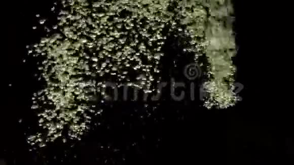 无数的小气泡在清澈的水中视频的预览图