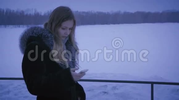 冷冻女孩在召唤智能手机他约会迟到了视频的预览图