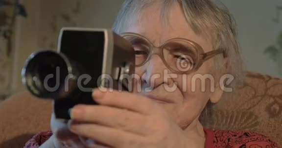 家中有复古相机的老年妇女视频的预览图