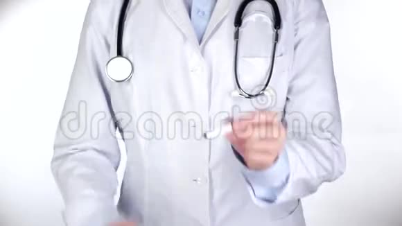 医生用白色的听诊器拆开一支烟视频的预览图