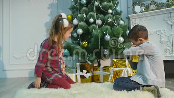 孩子们打开圣诞礼物假日的概念视频的预览图