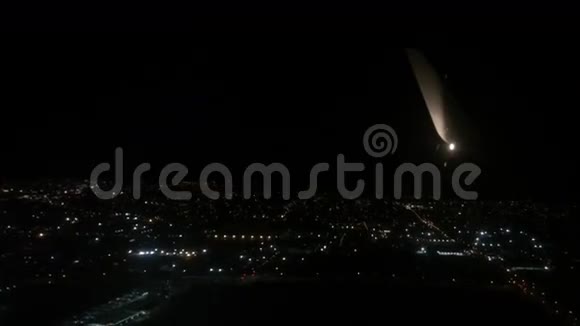 一架客机夜间在城市上空飞行视频的预览图