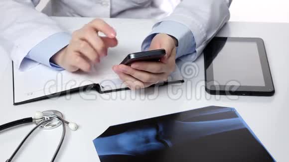 医生用手机发短信白人视频的预览图