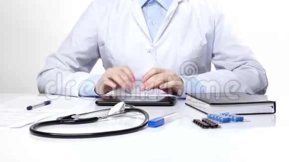 医生在平板电脑上打了点字白人视频的预览图