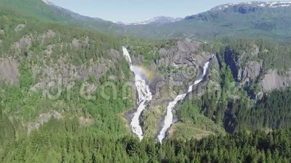 挪威的速成瀑布空中观景夏日时光视频的预览图