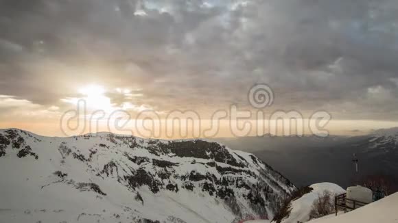 山在背景夕阳的天空视频的预览图