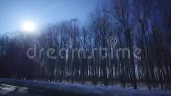 在结冰的道路上驾驶汽车危险的道路冬季景色视频的预览图
