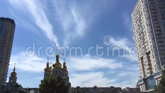 教堂在城市和蓝天与云彩的时间流逝视频的预览图