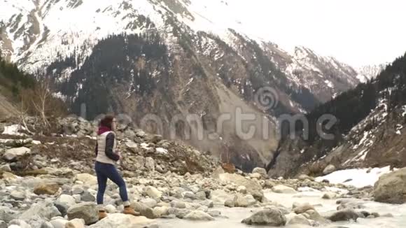 美丽的女性旅行者在美丽的山脉背景下喝水视频的预览图