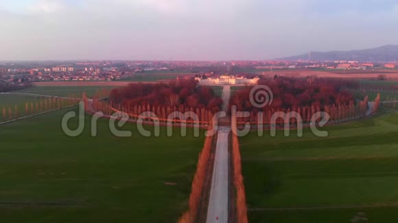 空中飞行飞越都灵乡村从上面的道路几何日落光意大利山麓视频的预览图