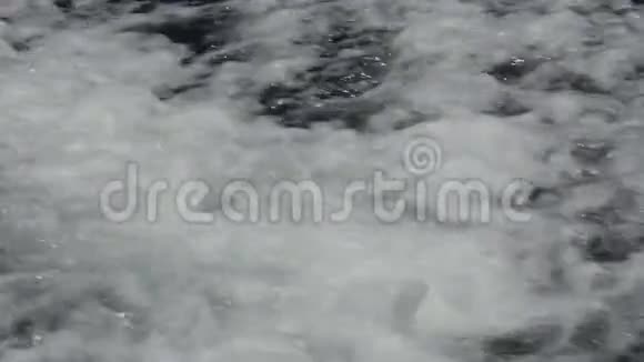 海洋泡沫和气泡从波浪发出的运动船视频的预览图