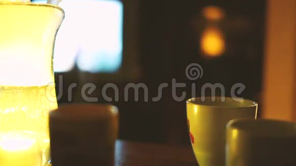 桌子上放着一杯热茶里面有五颜六色的视频的预览图