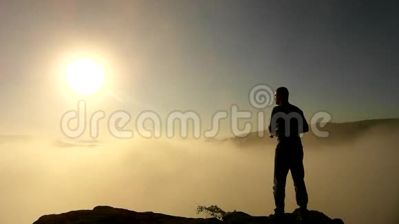 在壮丽的雾蒙蒙的日出中在一座美丽的砂岩石峰山中拍摄的照片视频的预览图
