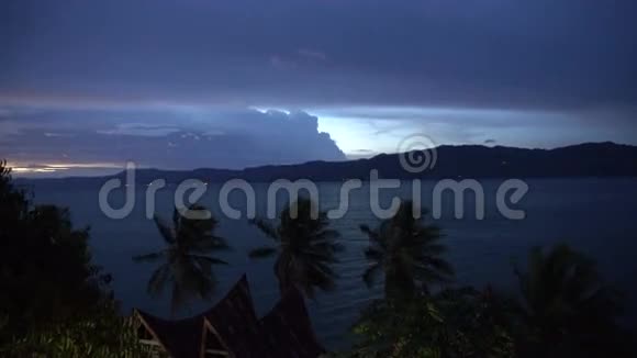 远在托巴湖的夜景视频的预览图