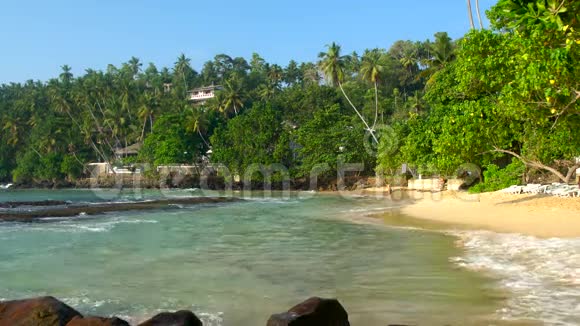 安静和美丽的热带海滩Mirrisa西南海岸视频的预览图