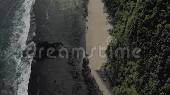 BatuBalong海滩巴厘岛4K无人机飞行视频的预览图