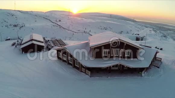 日落时分飞越冬季滑雪中心视频的预览图