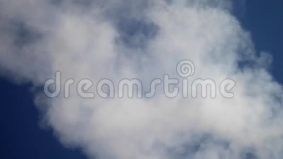 蓝天中烟雾的抽象运动视频的预览图