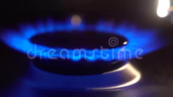 从厨房煤气炉里用火柴烧煤气视频的预览图