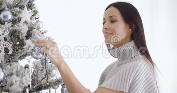 喜欢圣诞树的时髦女人视频的预览图