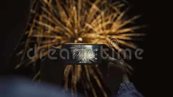 一个人在夜空中拍摄烟花的剪影美丽的敬礼以纪念节日视频的预览图