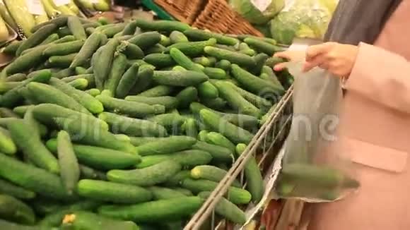 一个在超市买蔬菜的女人黄瓜视频的预览图