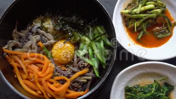 传统的韩国菜比比姆巴普与小面菜切块板亚洲正宗美食视频的预览图