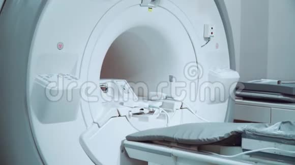 带白色磁共振断层扫描的房间视频的预览图