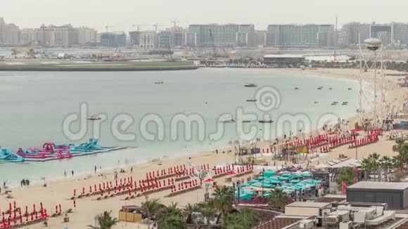 阿联酋迪拜JBR节假日海滩和游客散步和日光浴的鸟瞰图视频的预览图
