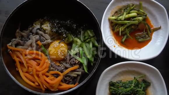 传统的韩国菜Bibimbap与小的配菜一起供应让班尚眼花缭乱亚洲正宗美食视频的预览图