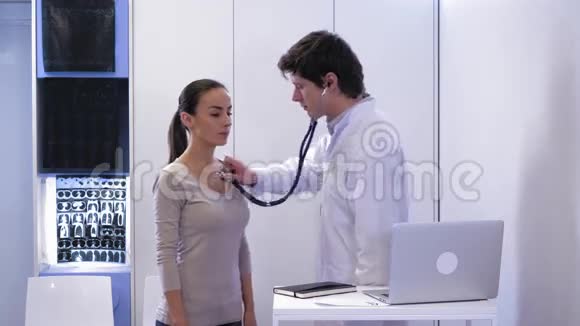 男医生倾听心脏病人视频的预览图