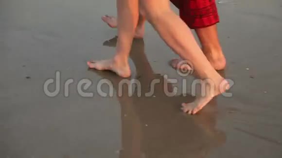 一对情侣在海滩上散步视频的预览图