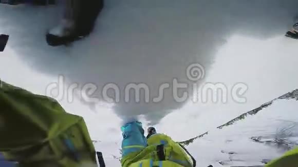 滑雪者爬上雪山进行越野骑行阳光明媚危险视频的预览图