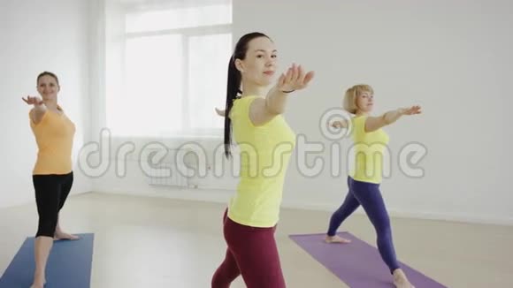 瑜伽课在健身房的运动垫上做眼镜蛇姿势视频的预览图