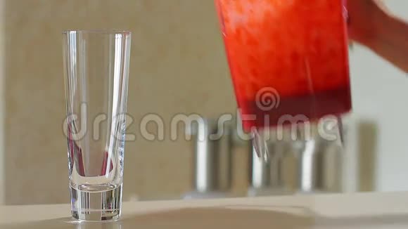 番茄鲜汁倒入玻璃杯中视频的预览图