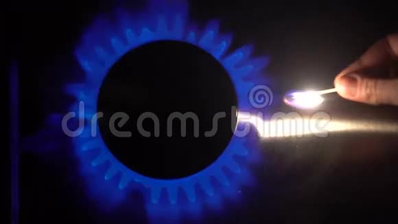 从厨房煤气炉里用火柴烧煤气视频的预览图